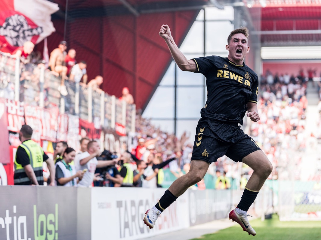 Isak Johannesson (1. FC Köln) jubelt über den entscheidenden Treffer beim 2:1 im Pokal bei Jahn Regensburg.