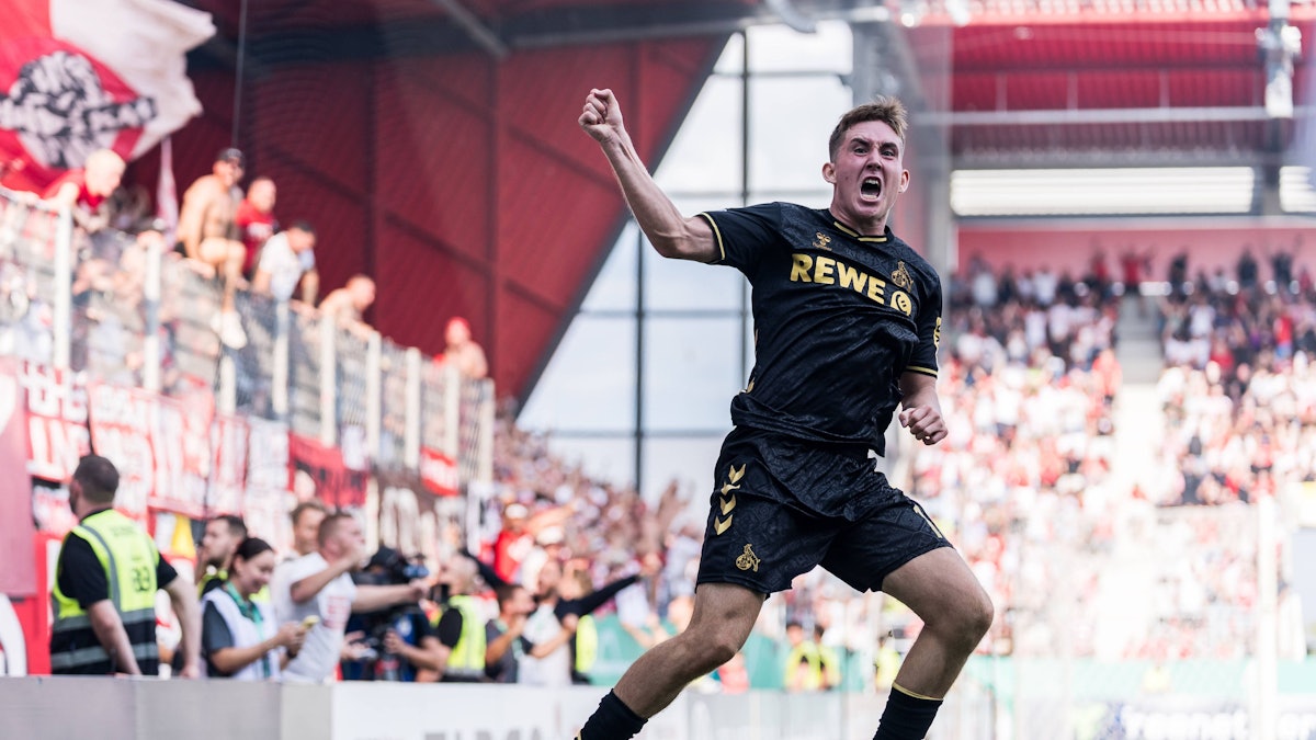 Isak Johannesson (1. FC Köln) jubelt über den entscheidenden Treffer beim 2:1 im Pokal bei Jahn Regensburg.