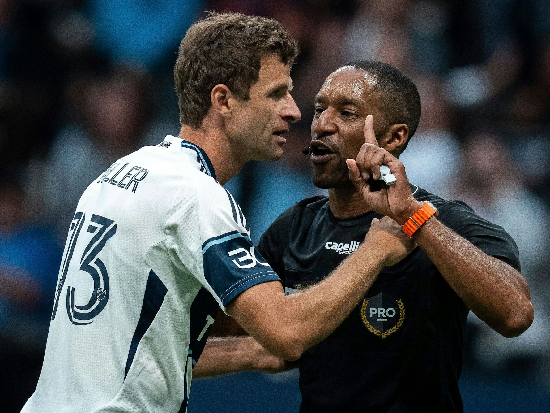 Thomas Müller bei seinem Debüt für die Vancouver Whitecaps mit Schiedsrichter Jon Freeman.