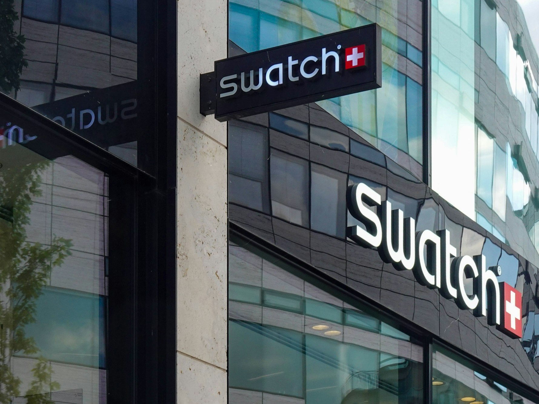 Uhren-Gigant Swatch rudert nach einem völlig missratenen Werbe-Clip zurück.