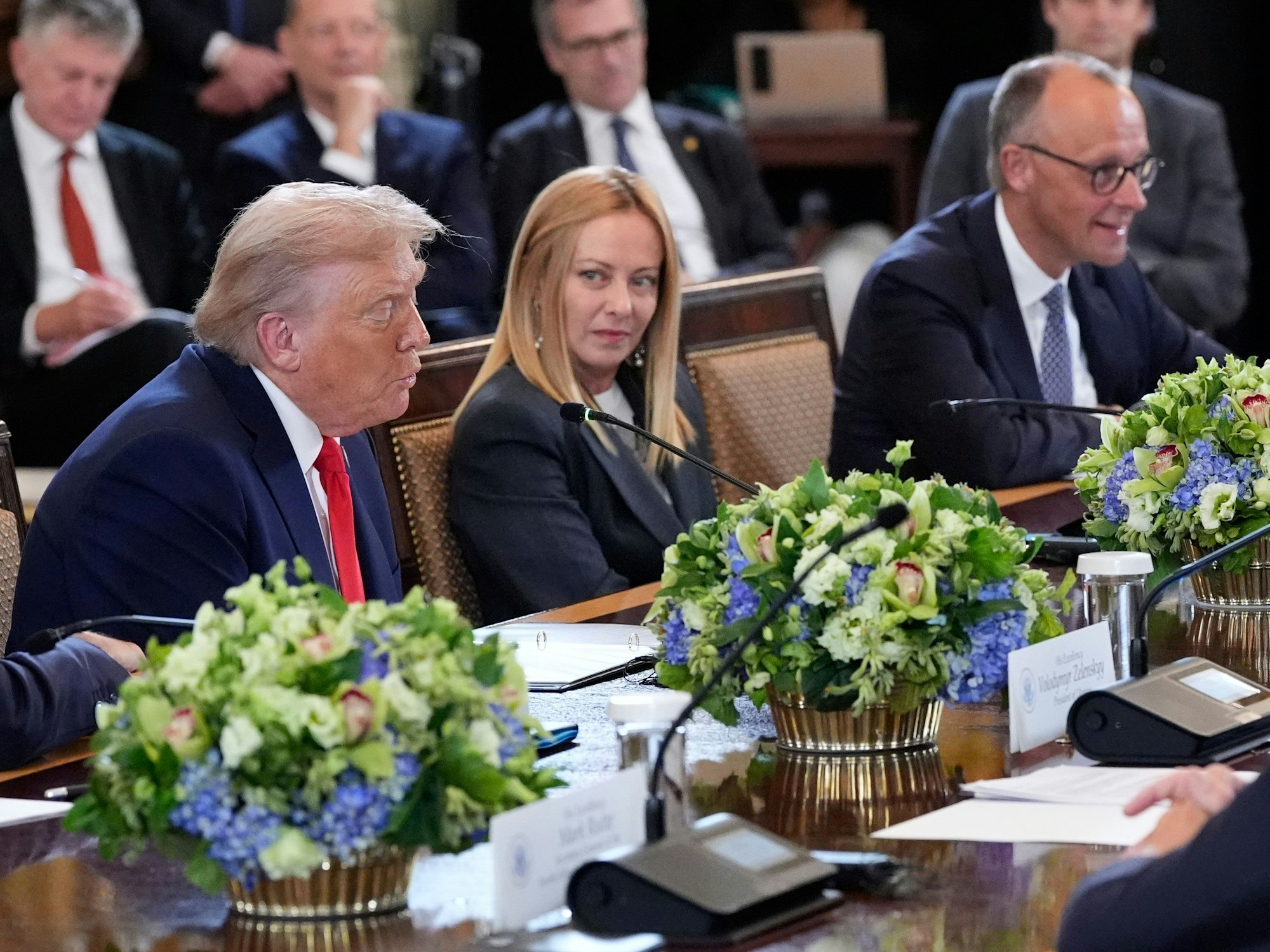 US-Präsident Donald Trump sitzt neben Giorgia Meloni, Ministerpräsidentin von Italien, und Bundeskanzler Friedrich Merz (CDU).