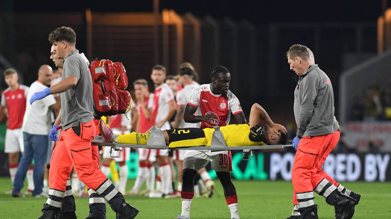 Yan Couto wird auf einer Trage vom Platz gebracht, Kelsey Owusu bittet ihn um Entschuldigung.