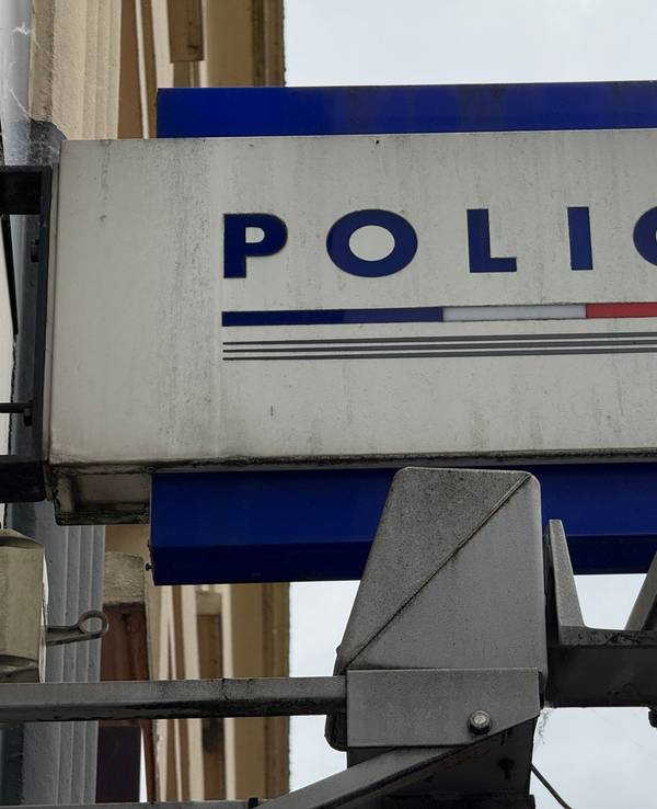 An einem Kommissariat in Frankreich hängt ein Schild mit der Aufschrift Polizei.
