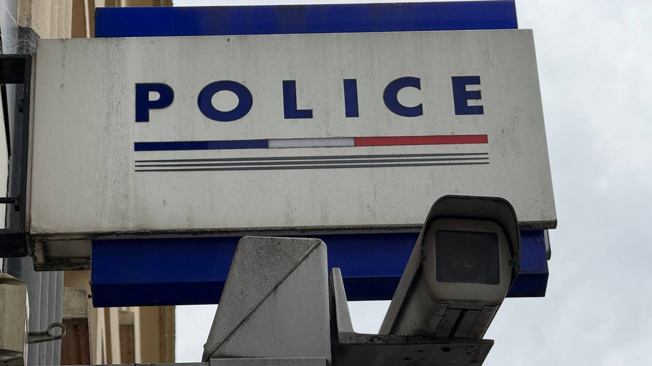 An einem Kommissariat in Frankreich hängt ein Schild mit der Aufschrift Polizei.