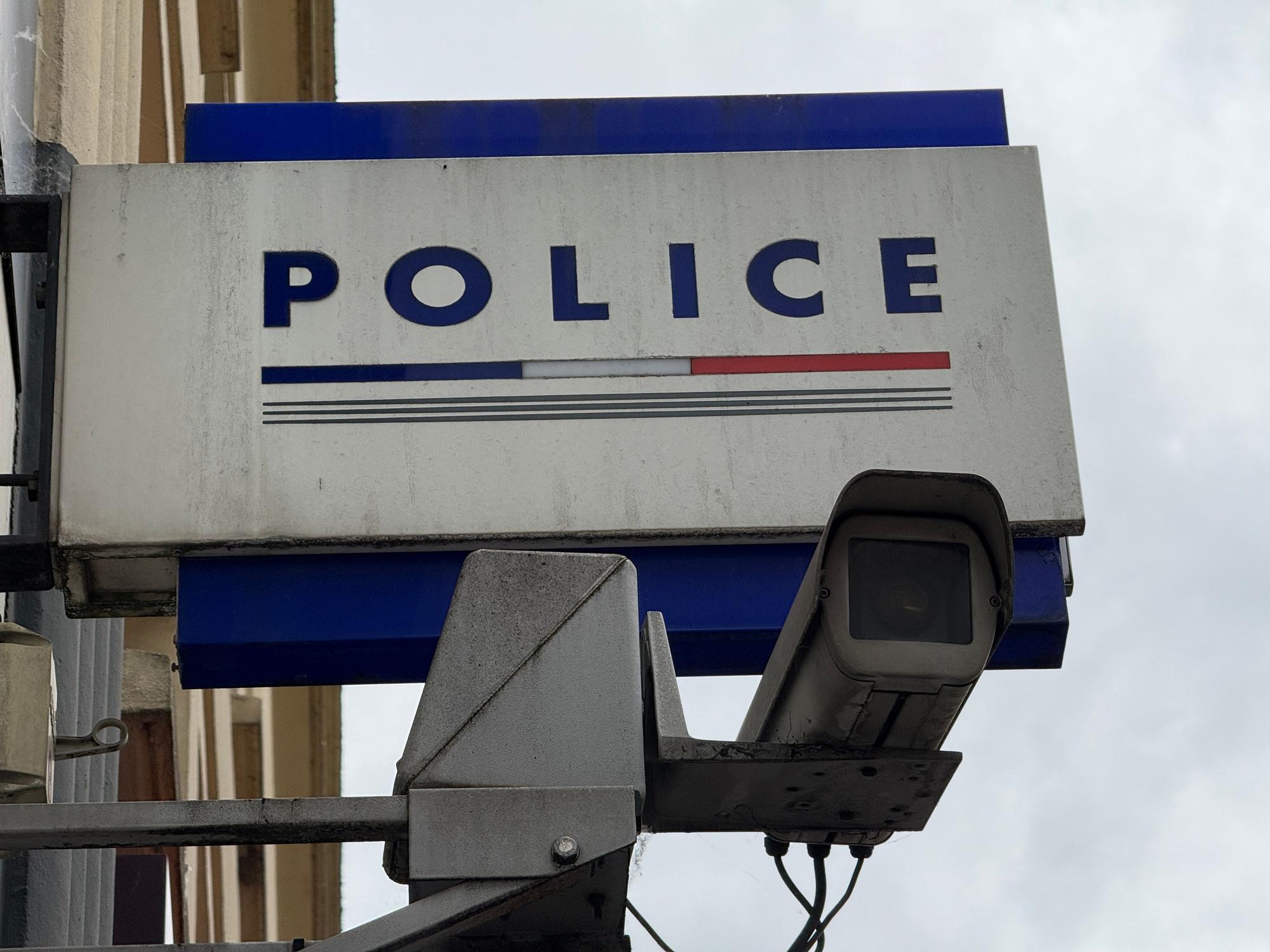 An einem Kommissariat in Frankreich hängt ein Schild mit der Aufschrift Polizei.