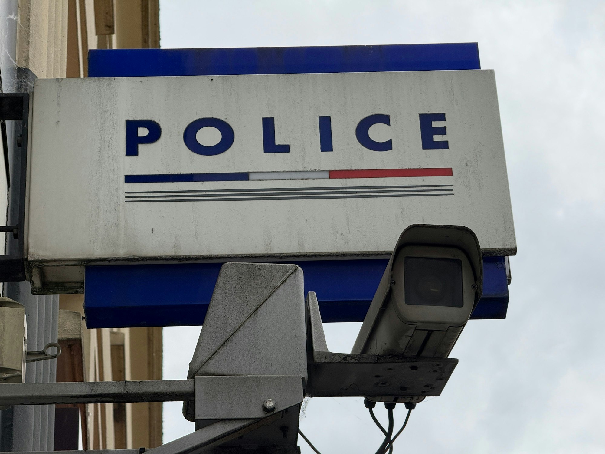 An einem Kommissariat in Frankreich hängt ein Schild mit der Aufschrift Polizei.