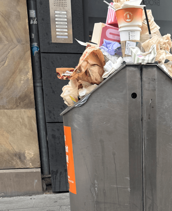 Ein übervoller Mülleimer auf der Kölner Ehrenstraße