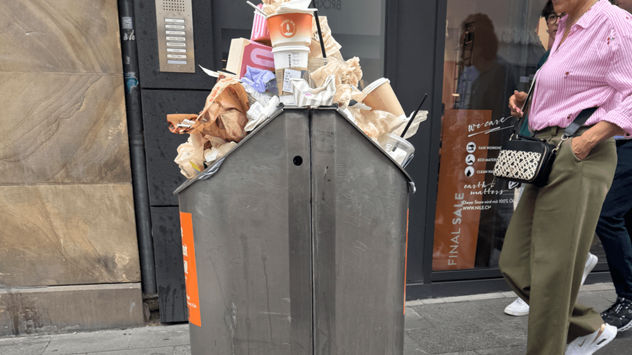 Ein übervoller Mülleimer auf der Kölner Ehrenstraße