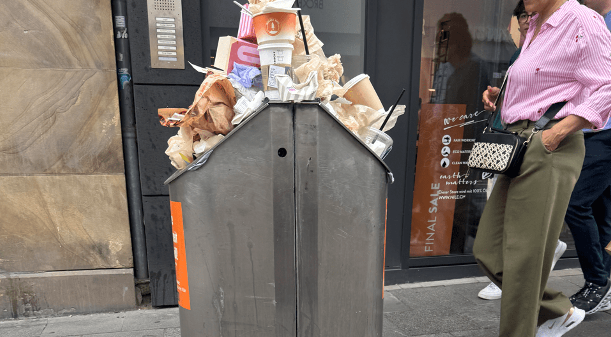 Ein übervoller Mülleimer auf der Kölner Ehrenstraße