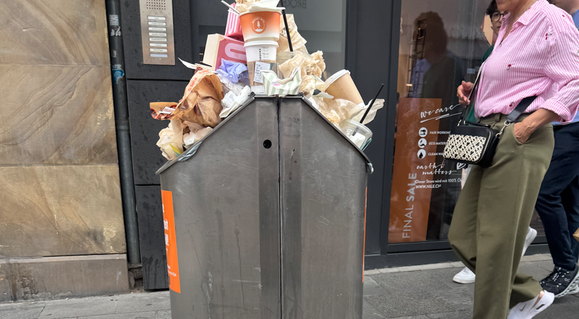 Ein übervoller Mülleimer auf der Kölner Ehrenstraße