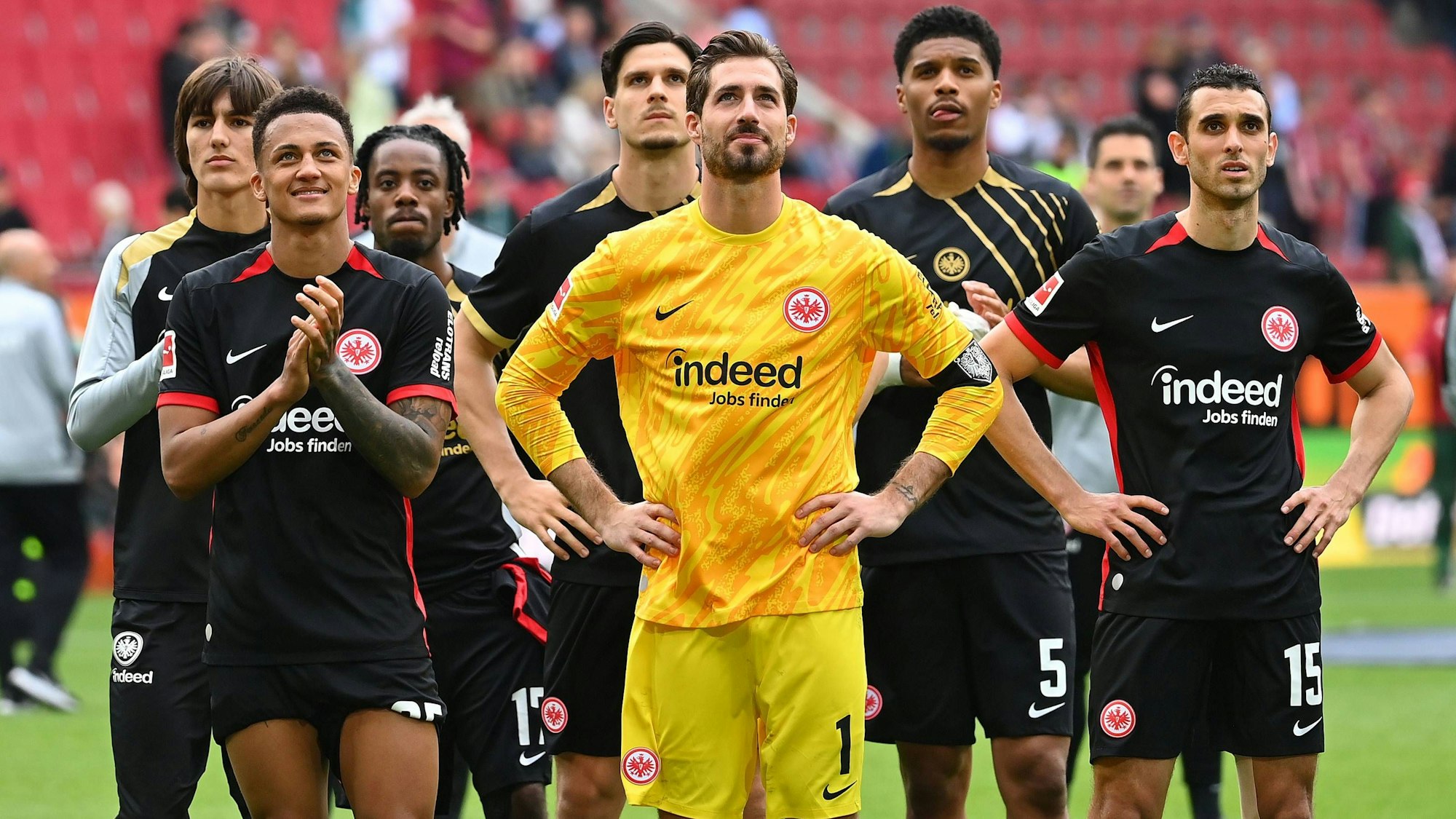 Torhüter Kevin Trapp (M.) mit seinen Teamkollegen nach dem Spiel.