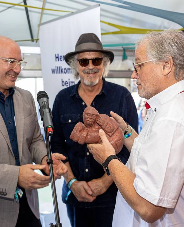 Ernst-Ludwig Hartz (r.) mit Andreas Archut und Wolfgang Niedecken auf dem KunstRasen.