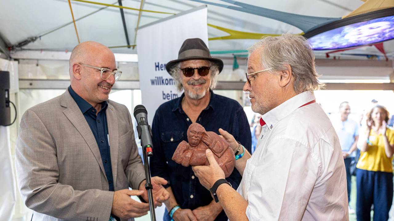 Ernst-Ludwig Hartz (r.) mit Andreas Archut und Wolfgang Niedecken auf dem KunstRasen.