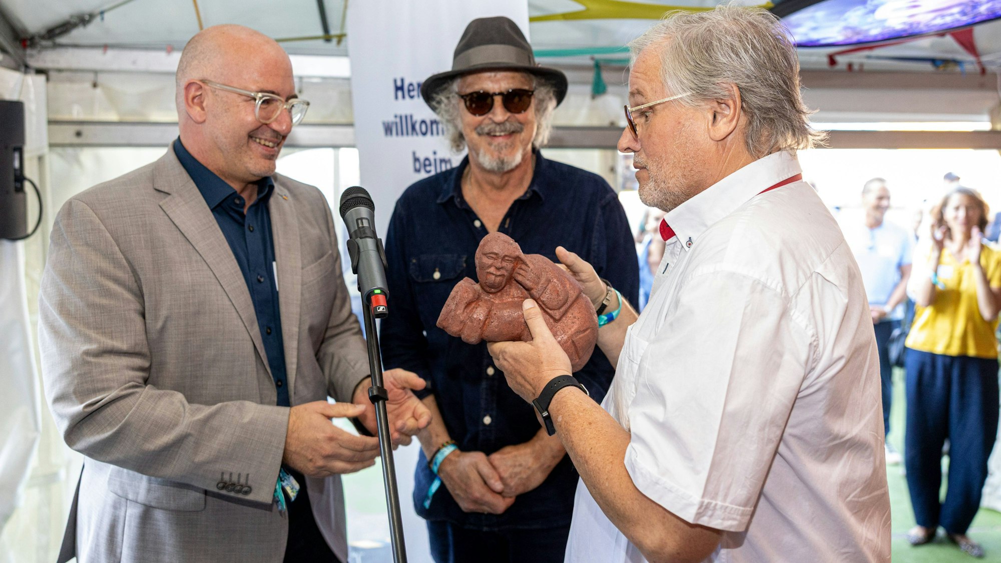 Ernst-Ludwig Hartz (r.) mit Andreas Archut und Wolfgang Niedecken auf dem KunstRasen.