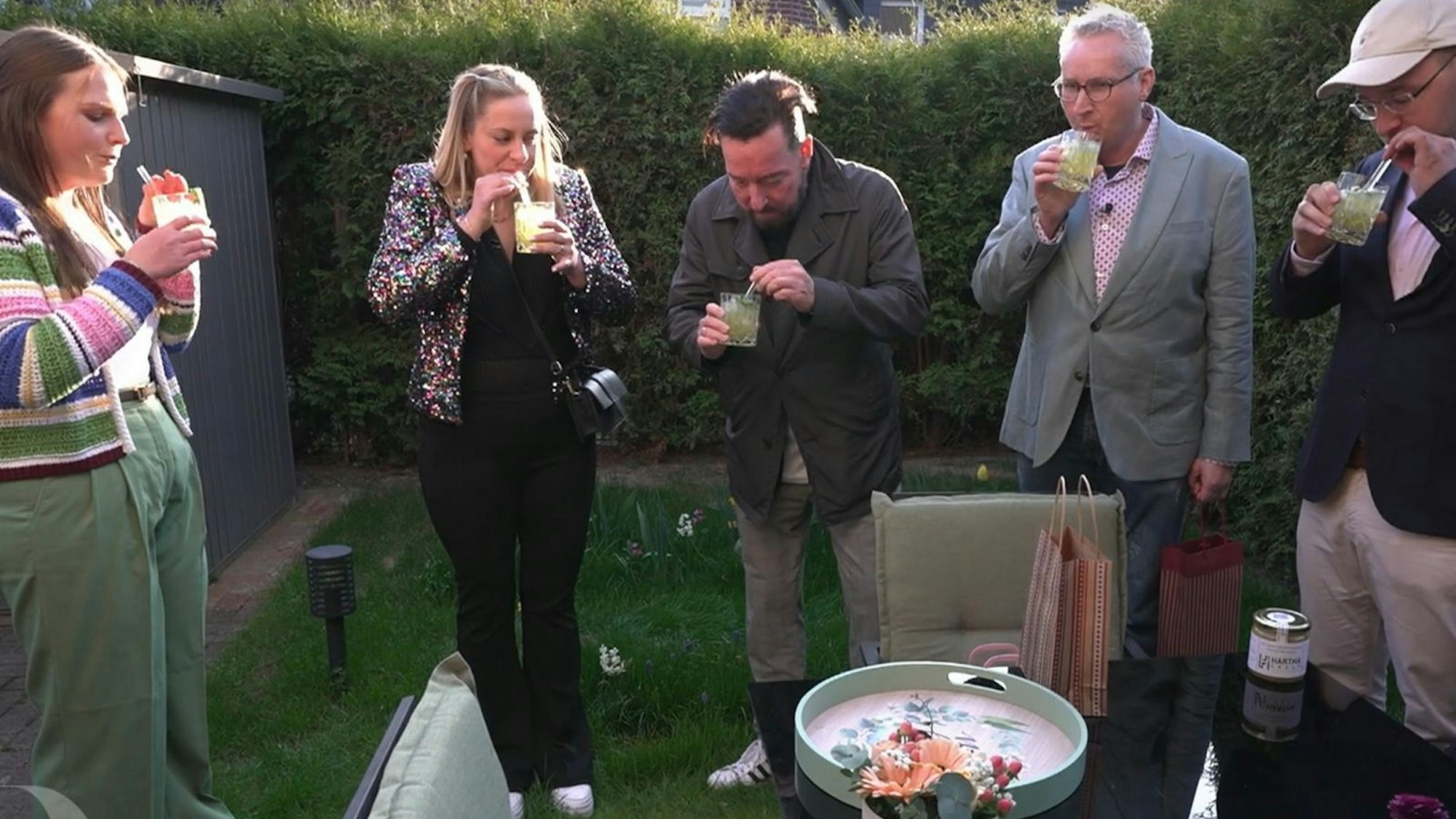 Die Krefelder Gourmets genießen den Aperitif in Caros Garten. (Bild: RTL)