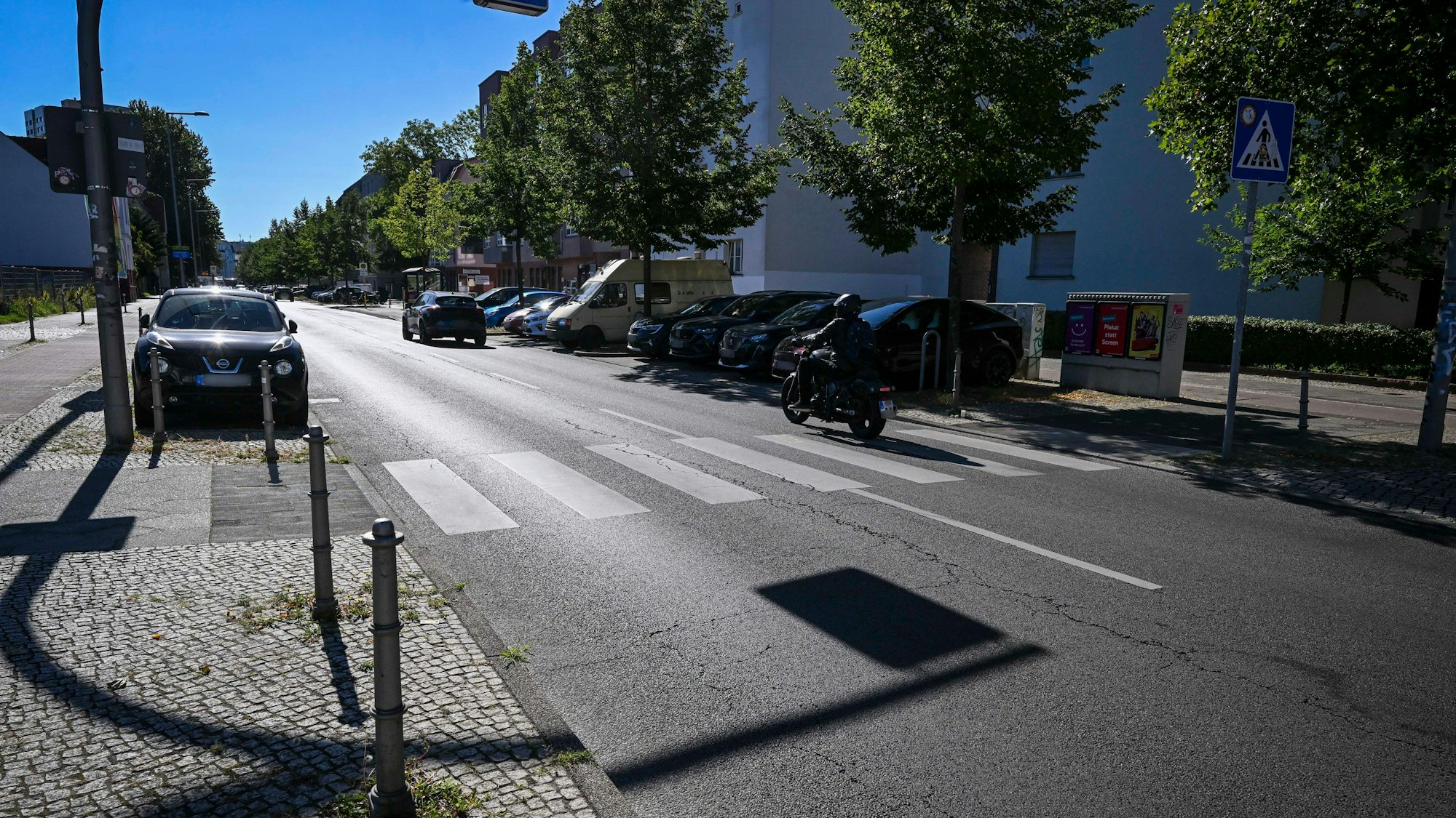 Ein Zebrastreifen an einer Straße.