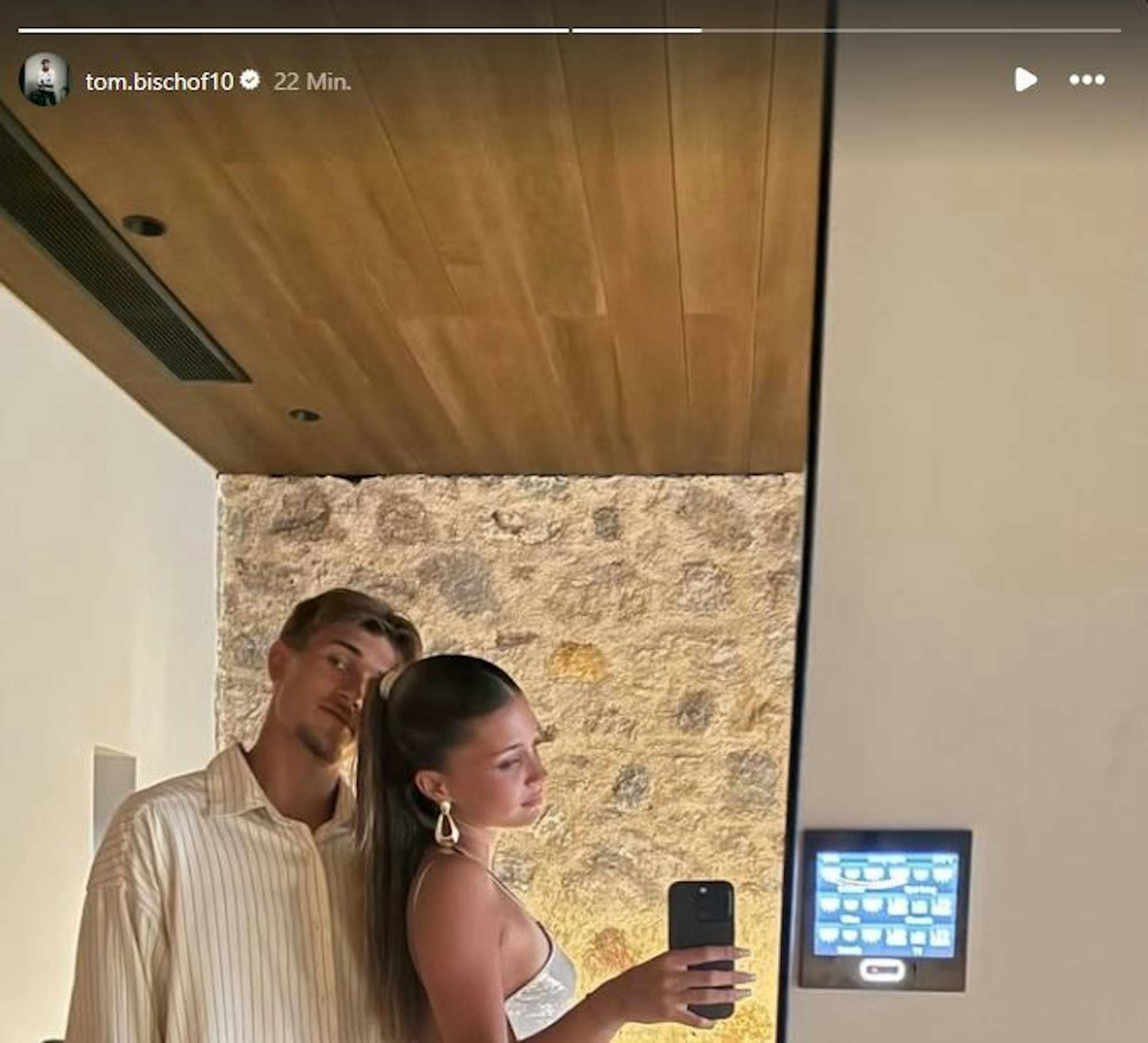 Tom Bischof und Josefine Scholl posieren gemeinsam für ein Foto.