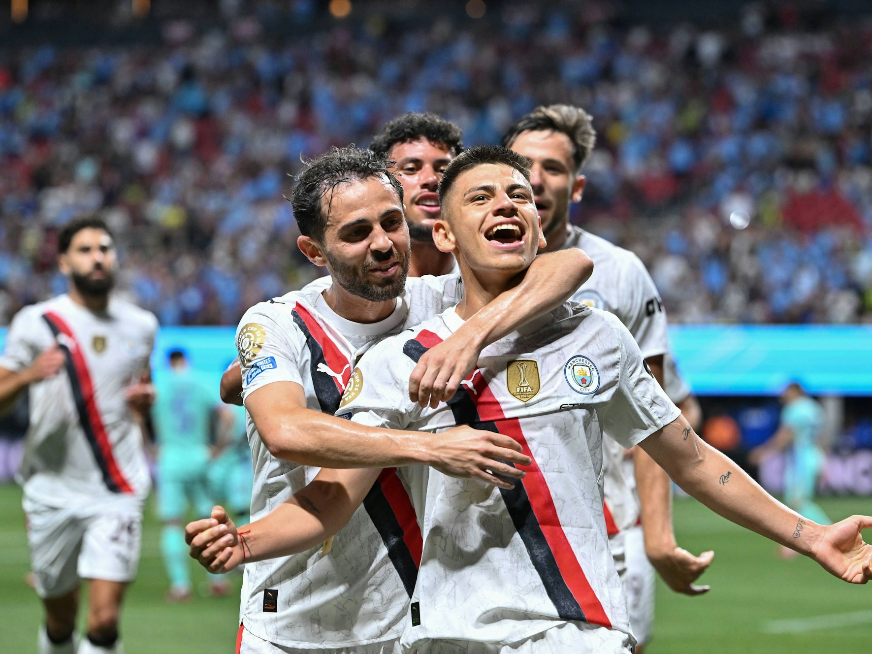 Claudio Echeverri jubelt über ein Tor.