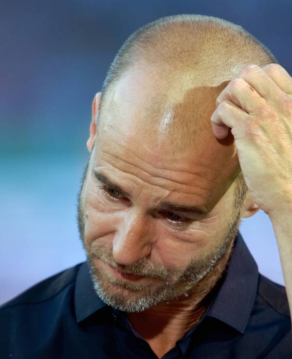 Ex-Nationalspieler Mehmet Scholl kratzt sich am Kopf.