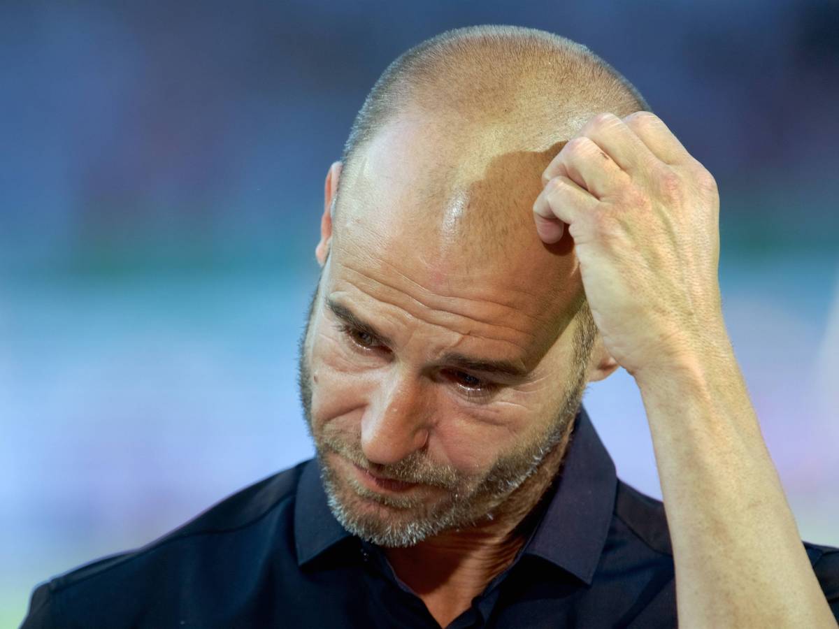 Ex-Nationalspieler Mehmet Scholl kratzt sich am Kopf.