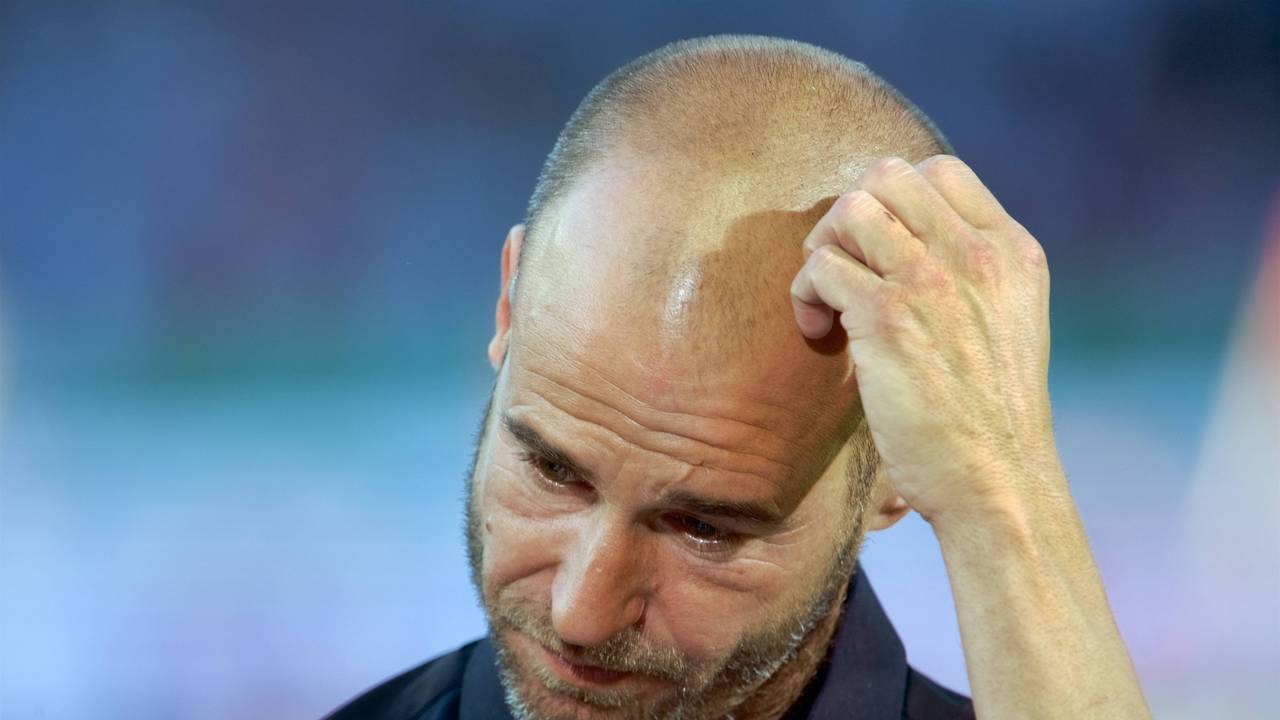 Ex-Nationalspieler Mehmet Scholl kratzt sich am Kopf.