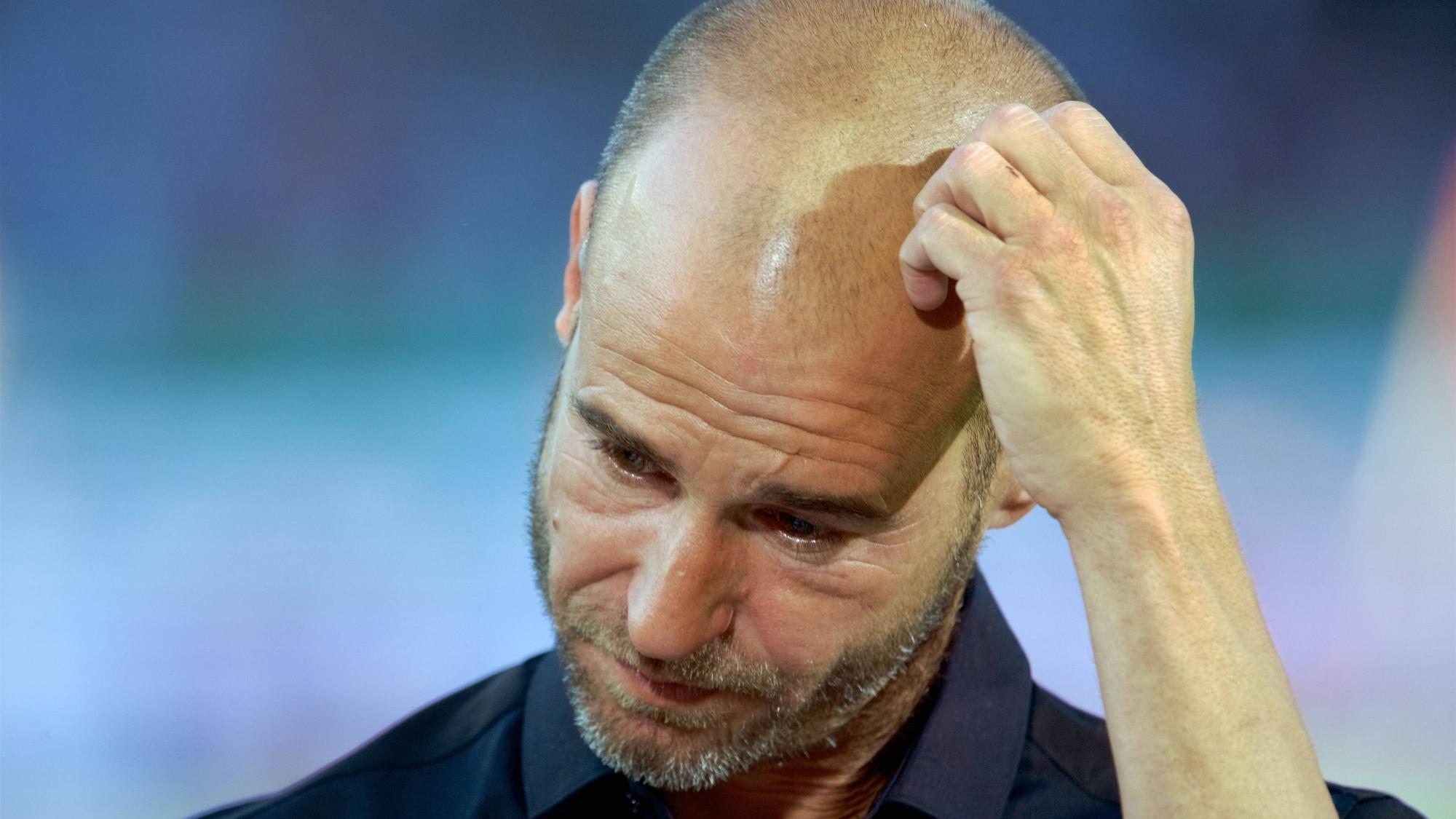 Ex-Nationalspieler Mehmet Scholl kratzt sich am Kopf.
