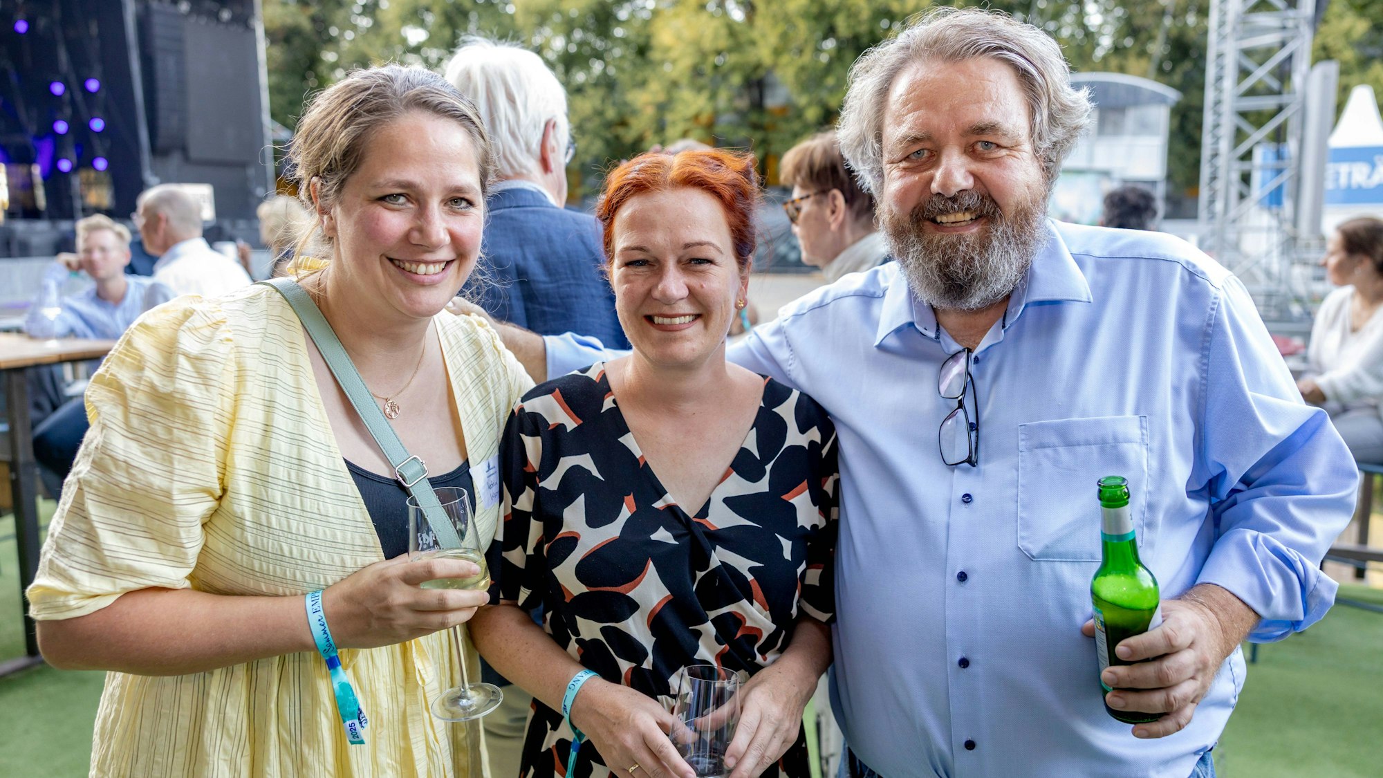 Katrin Wurm, Katja Dörner und Martin Nötzel auf dem KunstRasen in Bonn.