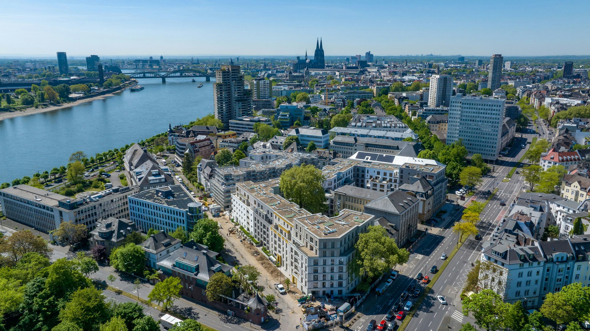 Viva Agrippina mit dem Rhein in unmittelbarer Nachbarschaft.