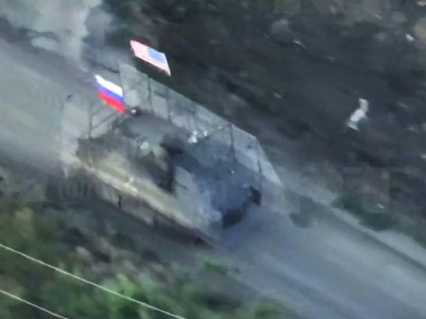 Der russische Propagandasender RT veröffentlichte ein Video, das einen US-Schützenpanzer unter russischer und amerikanischer Flagge zeigen soll.