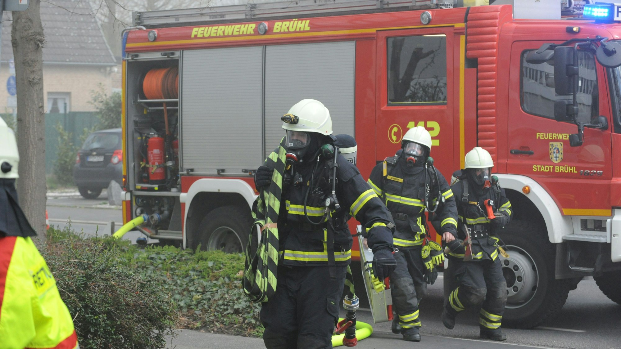 Feuerwehrleute im Einsatz in Brühl.
