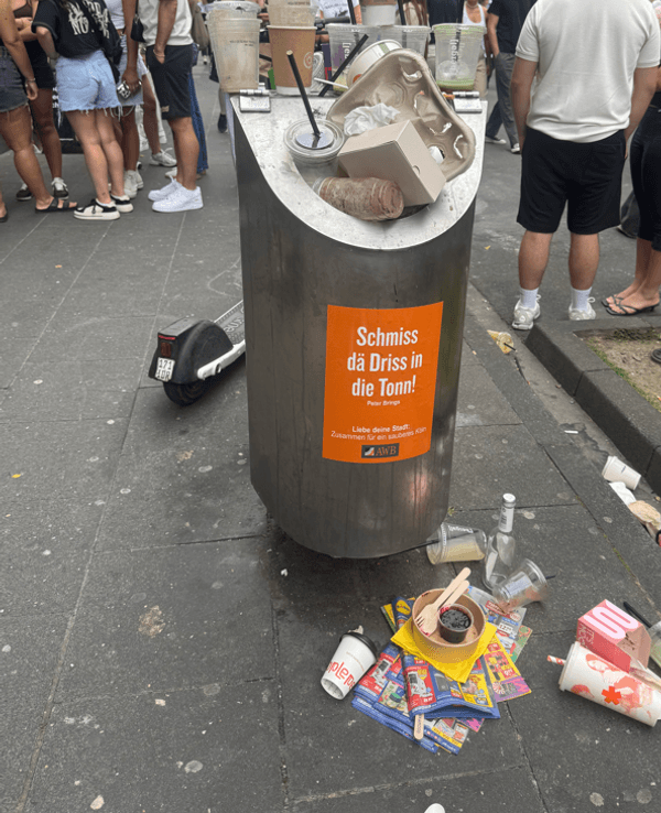 Müll liegt neben einem Papierkorb auf der Ehrenstraße