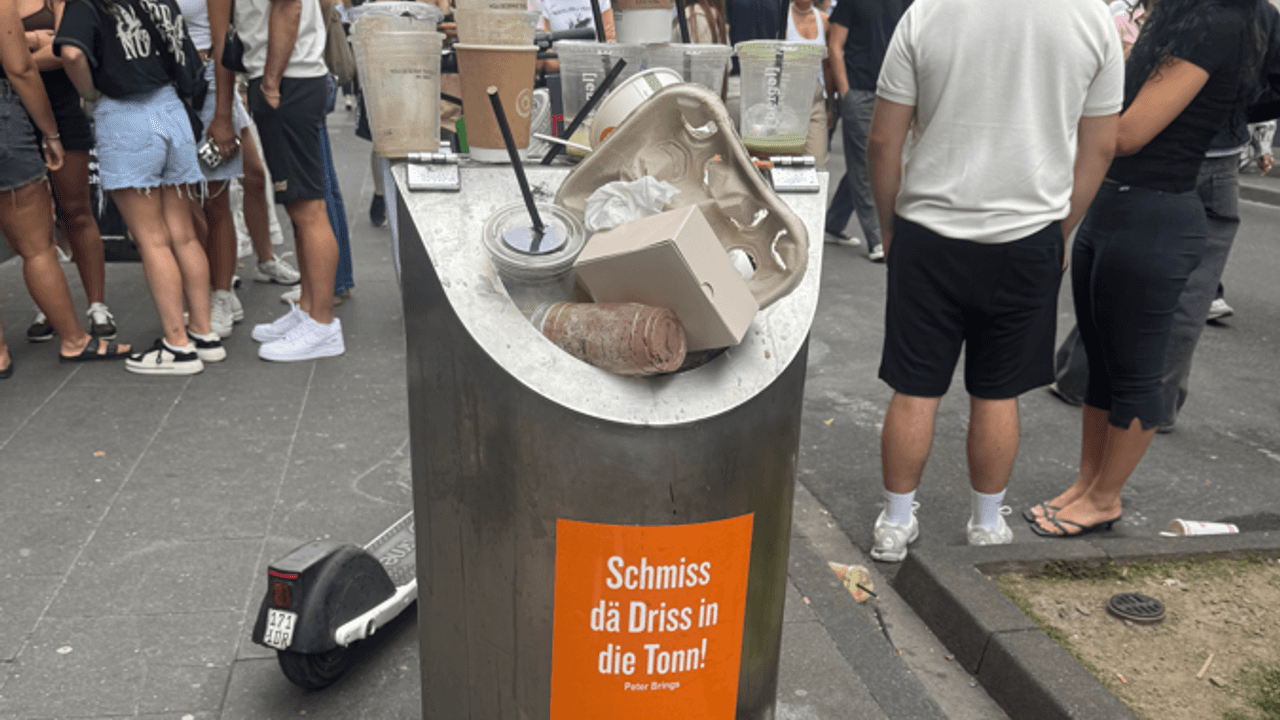 Müll liegt neben einem Papierkorb auf der Ehrenstraße