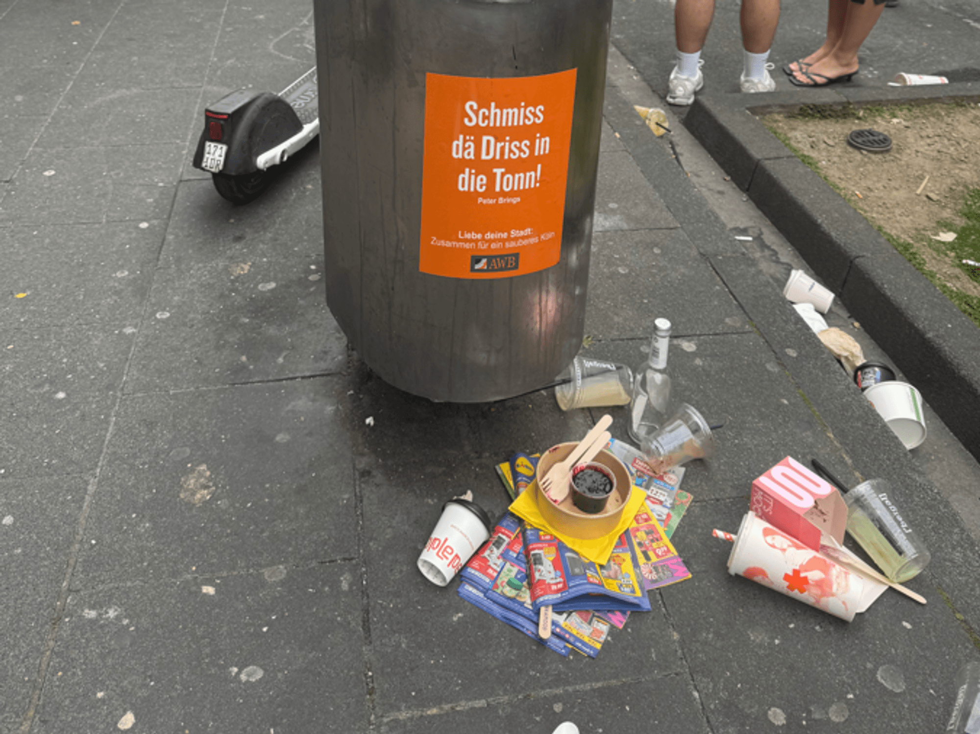 Müll liegt neben einem Papierkorb auf der Ehrenstraße