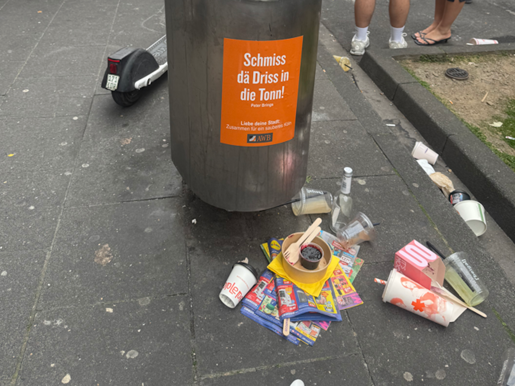 Müll liegt neben einem Papierkorb auf der Ehrenstraße