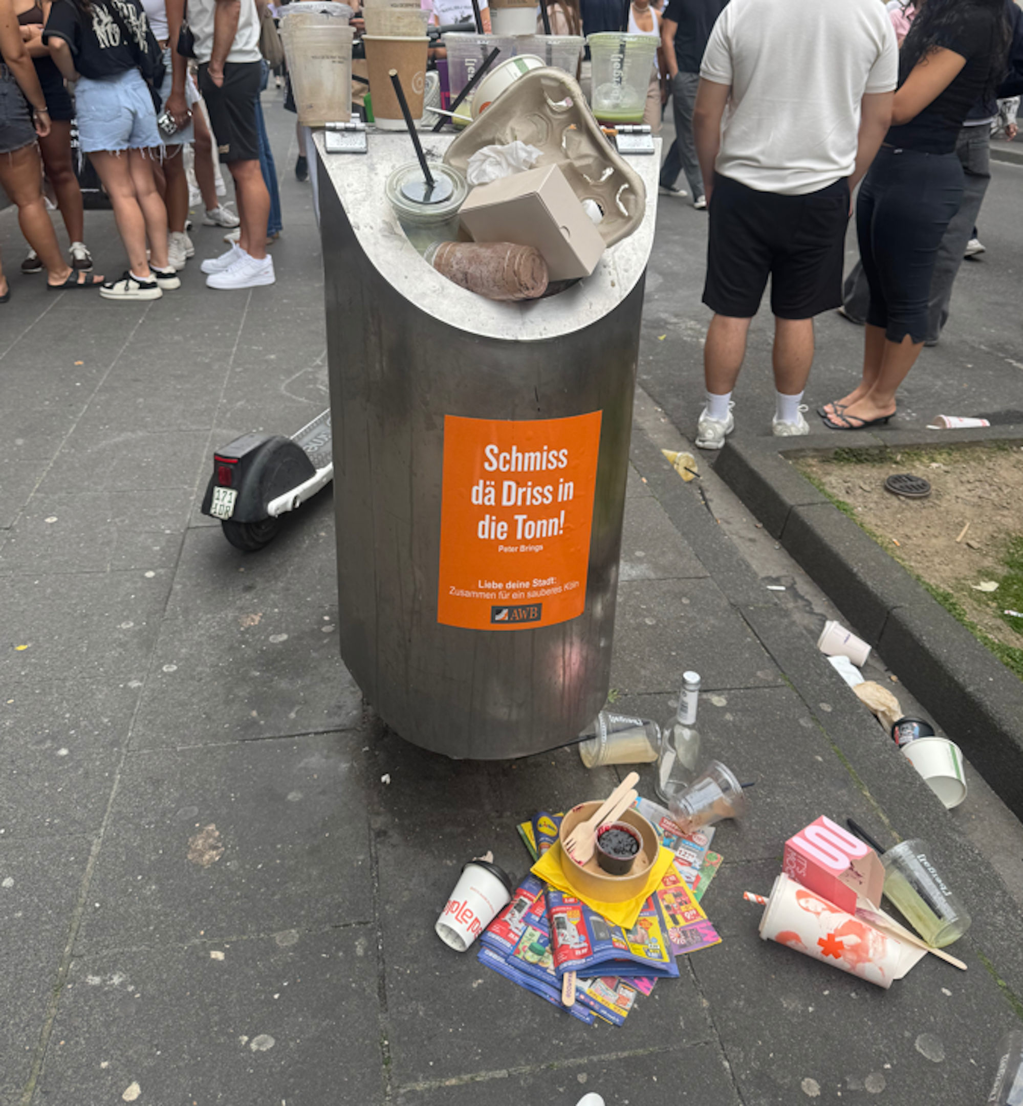 Ein voller Mülleimer auf der Kölner Ehrenstraße.