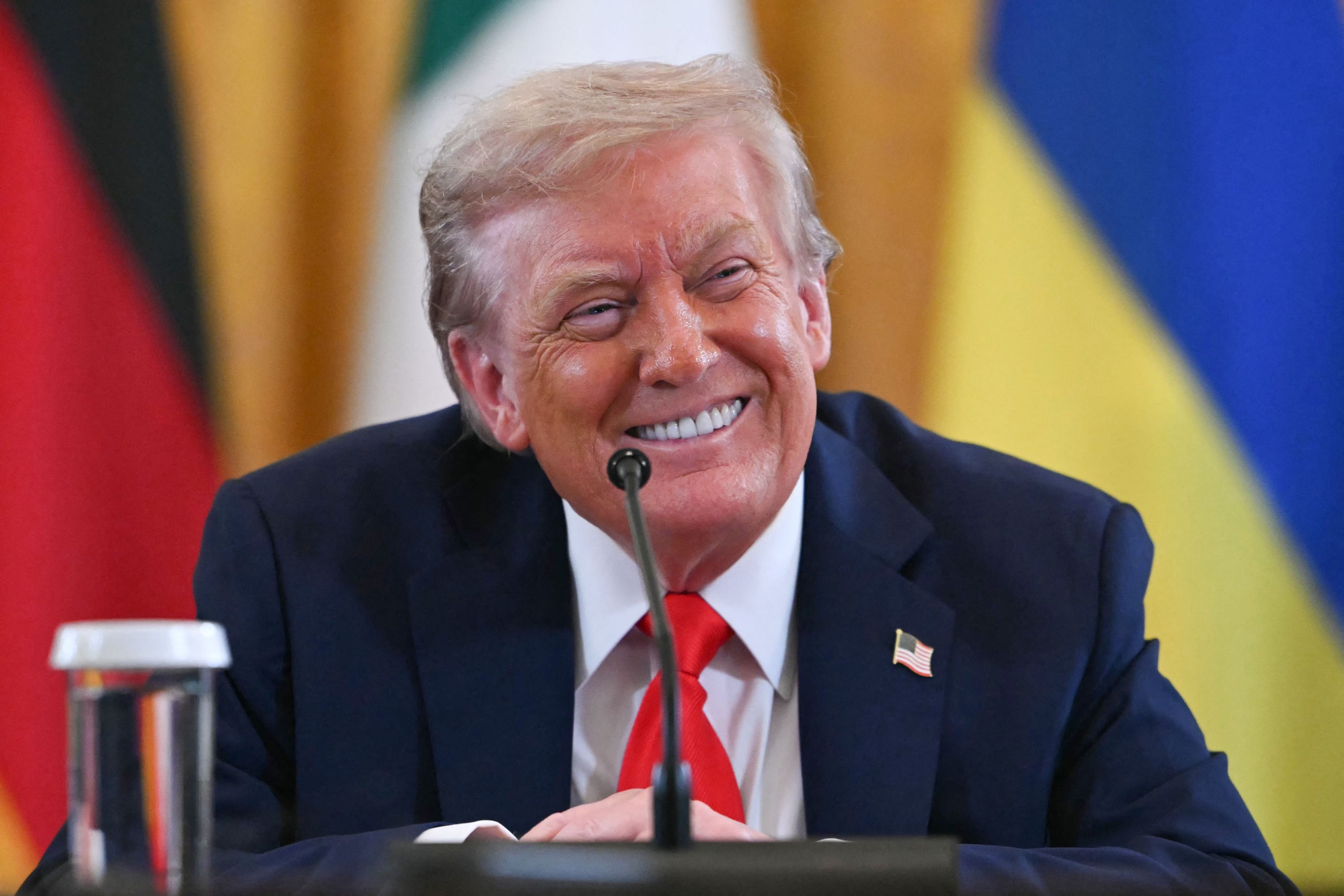 Donald Trump lacht.