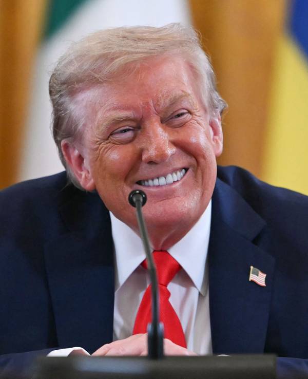 Donald Trump lacht.