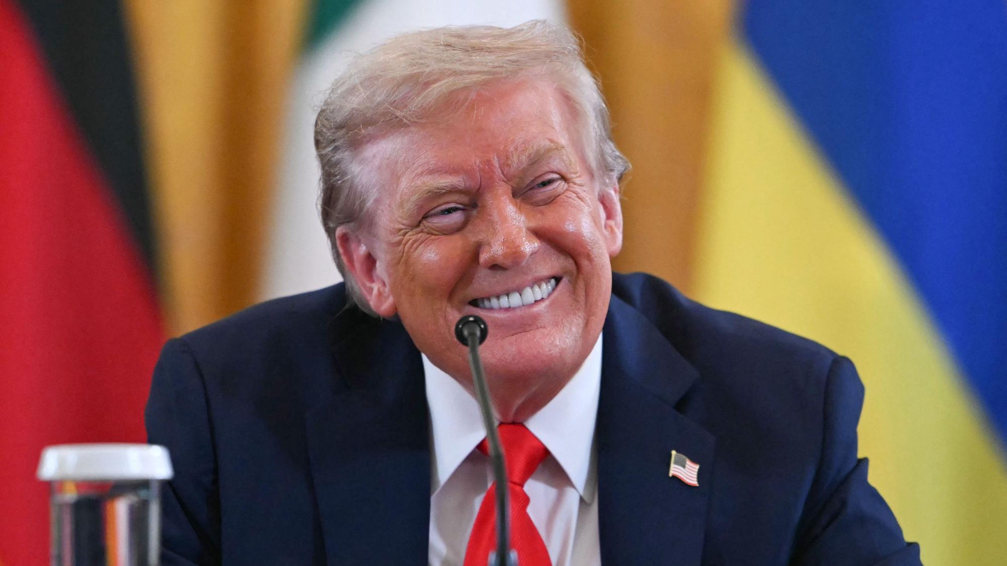 Donald Trump lacht.