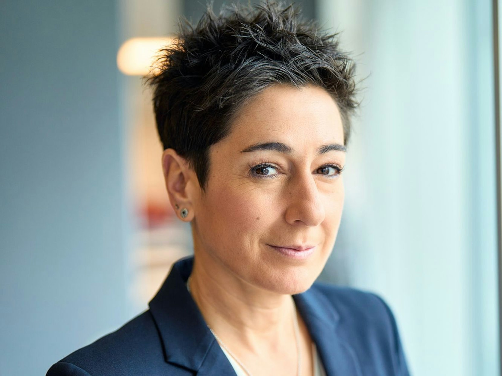 Dunja Hayali beschäftigt sich in ihrer Reportage „Am Puls mit Dunja Hayali - Die Innere (Un-)Sicherheit“ mit der Frage, warum sich viele Deutsche unwohl im eigenen Land fühlen - weil sie glauben, sich darin nicht mehr sorgen- und angstfrei bewegen zu können. (Bild: ZDF und Klaus Weddig)