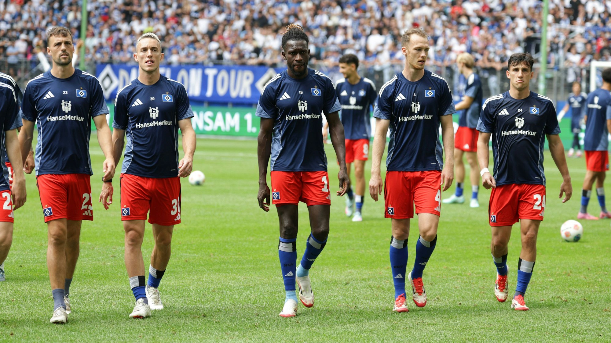Sebastian Schonlau (2.v.l.) mit seinen Teamkollegen auf dem Spielfeld.
