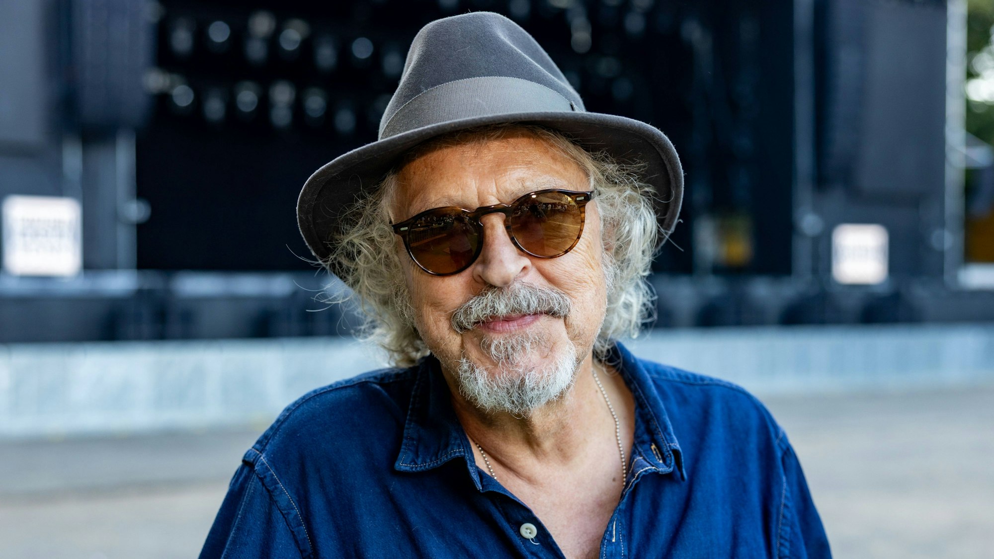 Wolfgang Niedecken steht vor der leeren KunstRasen-Bühne.