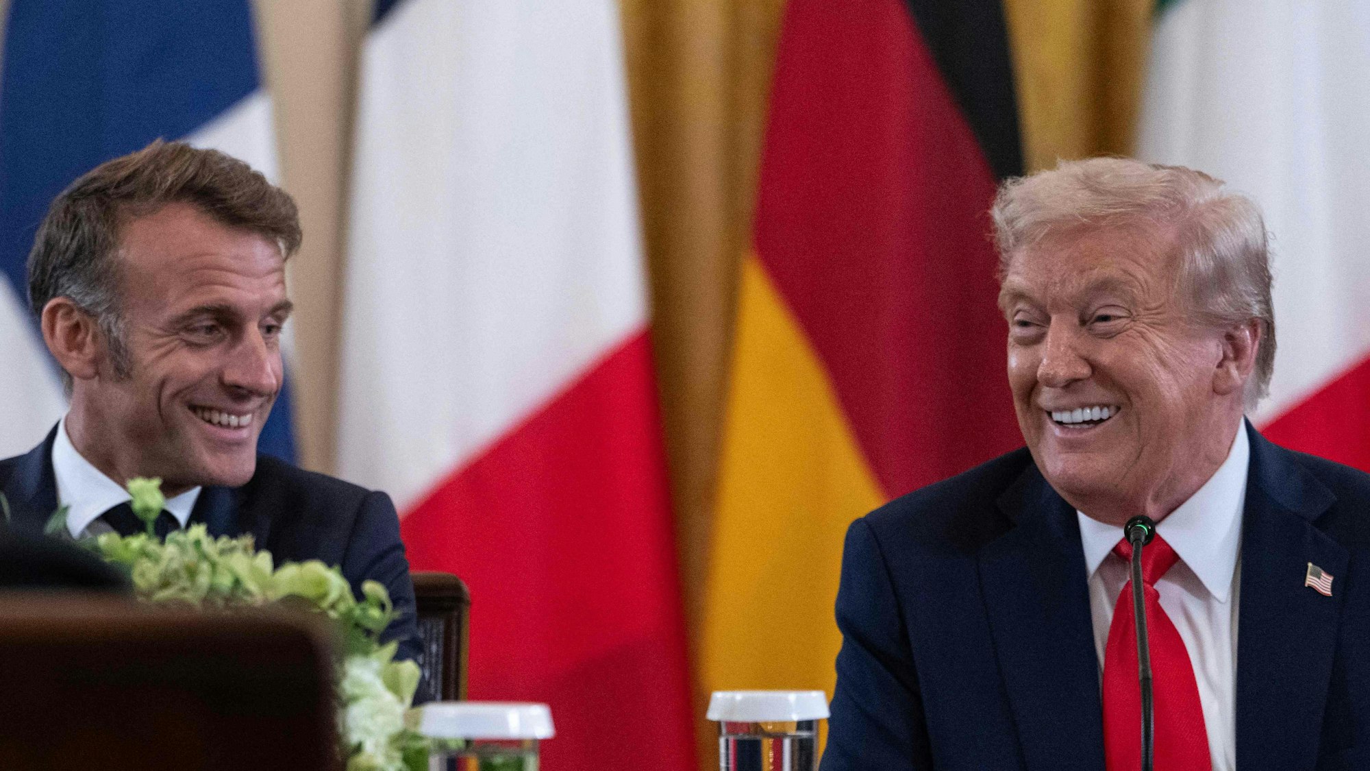 US-Präsident Donald Trump (r.) und Frankreichs Präsident Emmanuel Macron im East Room des Weißen Hauses.
