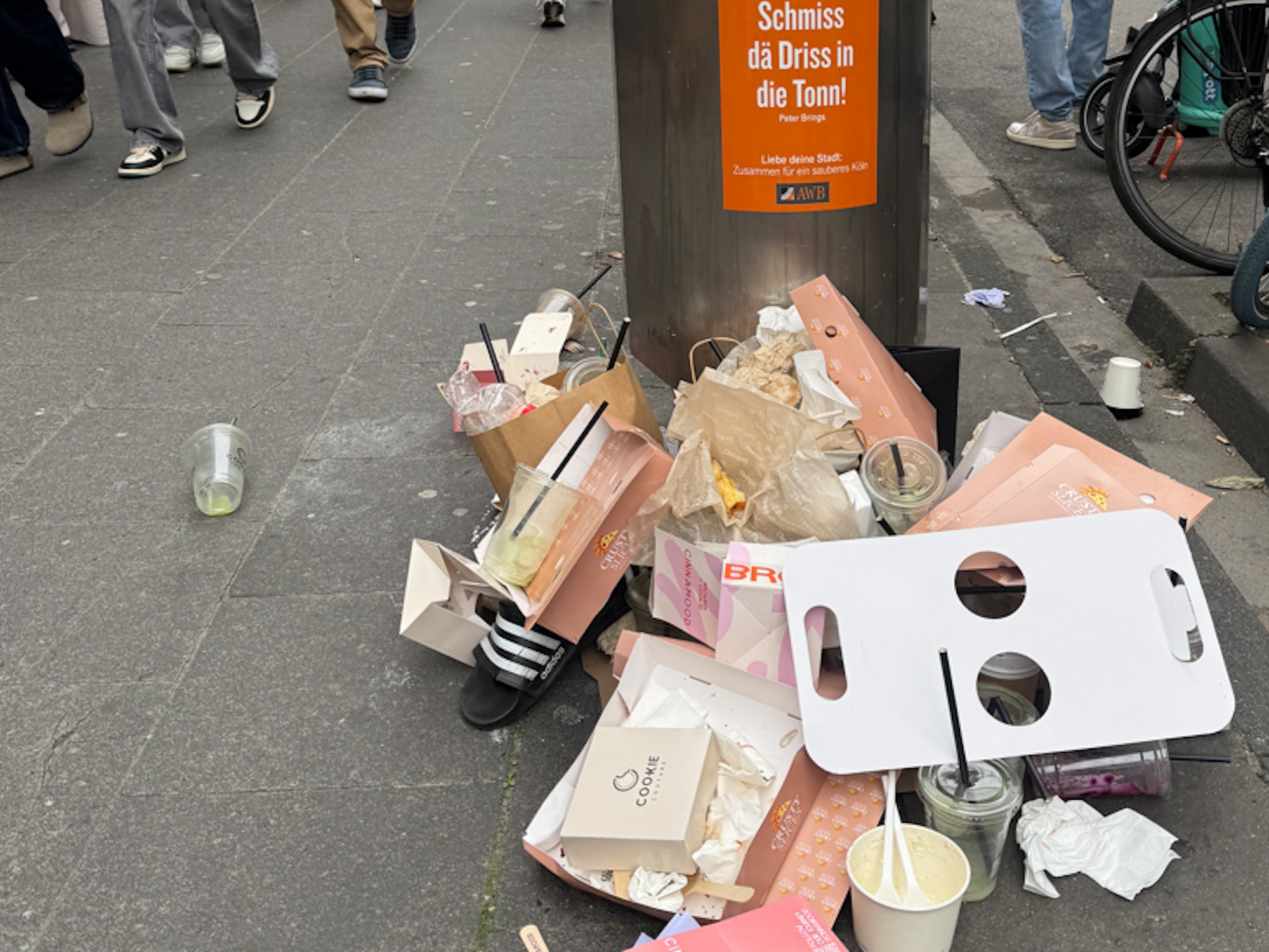 Zahlreiche Fastfood-Verpackungen und anderer Abfall sind auf der Ehrenstraße vor einen überfüllten Mülleimer geschmissen worden.