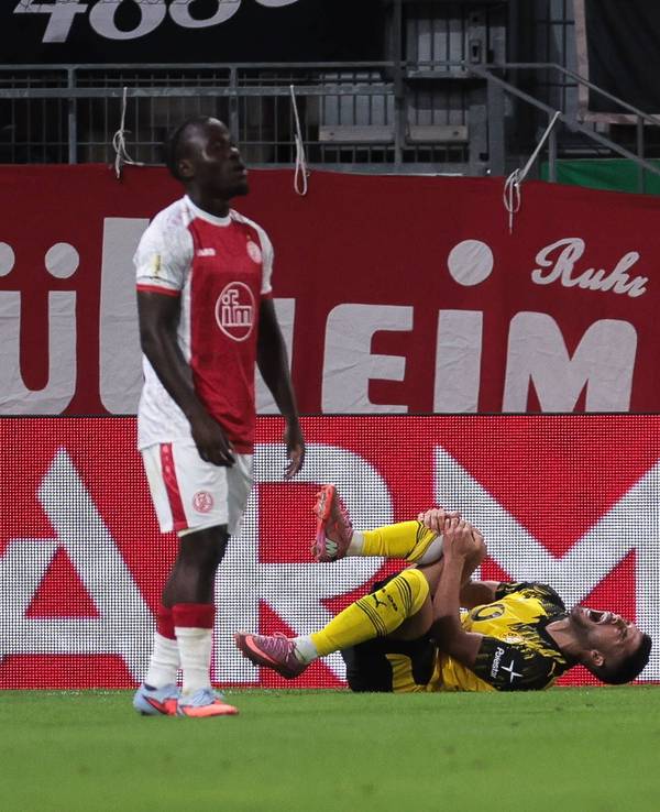 Yann Couto liegt vor Schmerzen schreiend auf dem Boden, vor ihm steht Gegenspieler Kelsey Owusu.