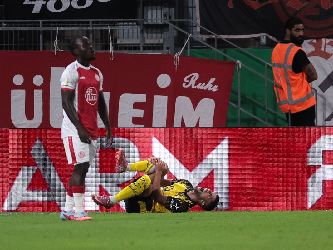 Yann Couto liegt vor Schmerzen schreiend auf dem Boden, vor ihm steht Gegenspieler Kelsey Owusu.