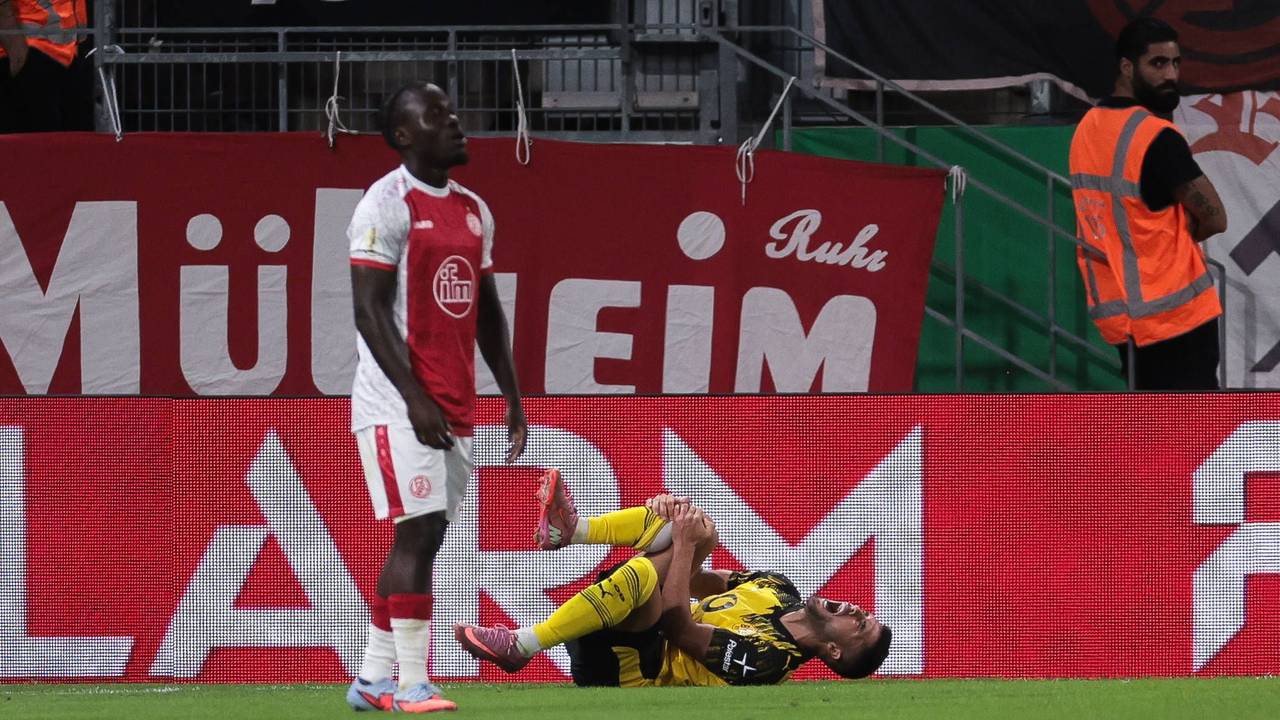 Yann Couto liegt vor Schmerzen schreiend auf dem Boden, vor ihm steht Gegenspieler Kelsey Owusu.