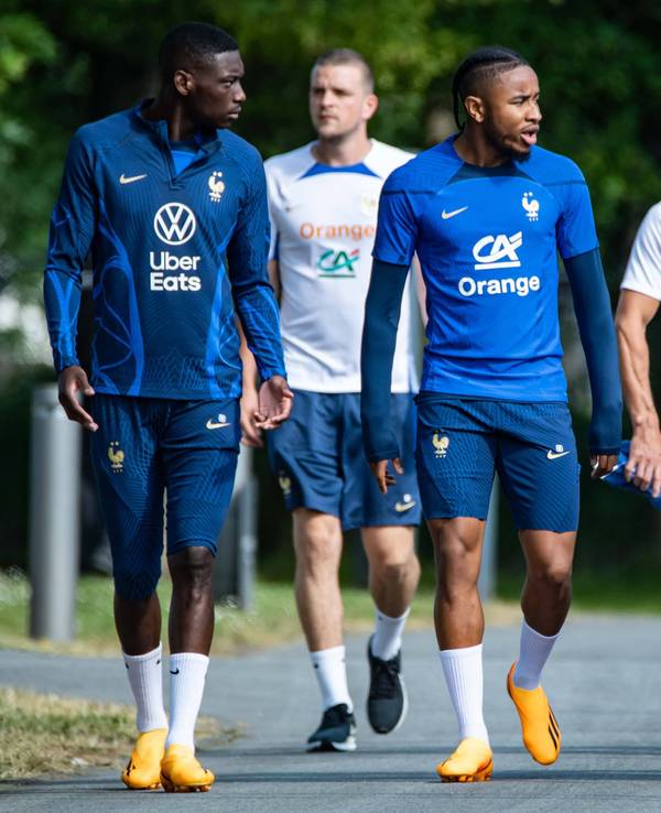 Christopher Nkunku (2.v.l.) mit seinen Teamkollegen vor einem Training mit der französischen Nationalmannschaft.