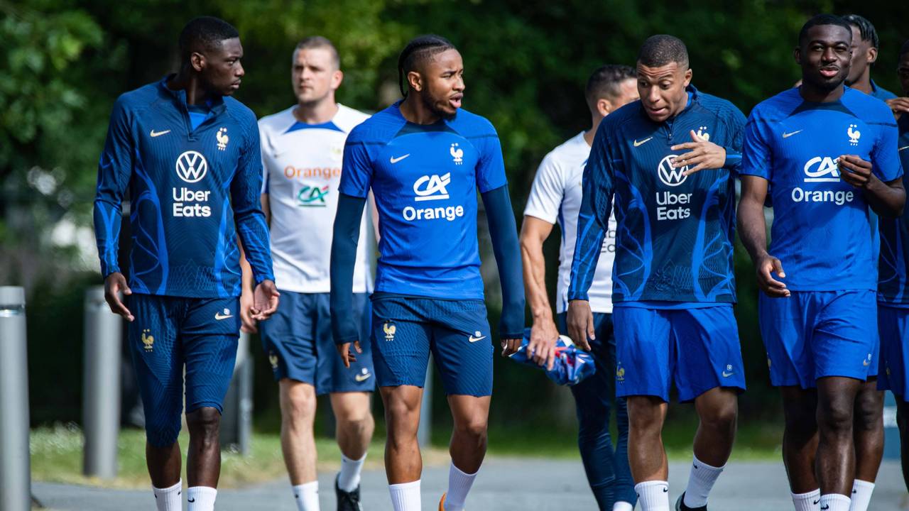 Christopher Nkunku (2.v.l.) mit seinen Teamkollegen vor einem Training mit der französischen Nationalmannschaft.