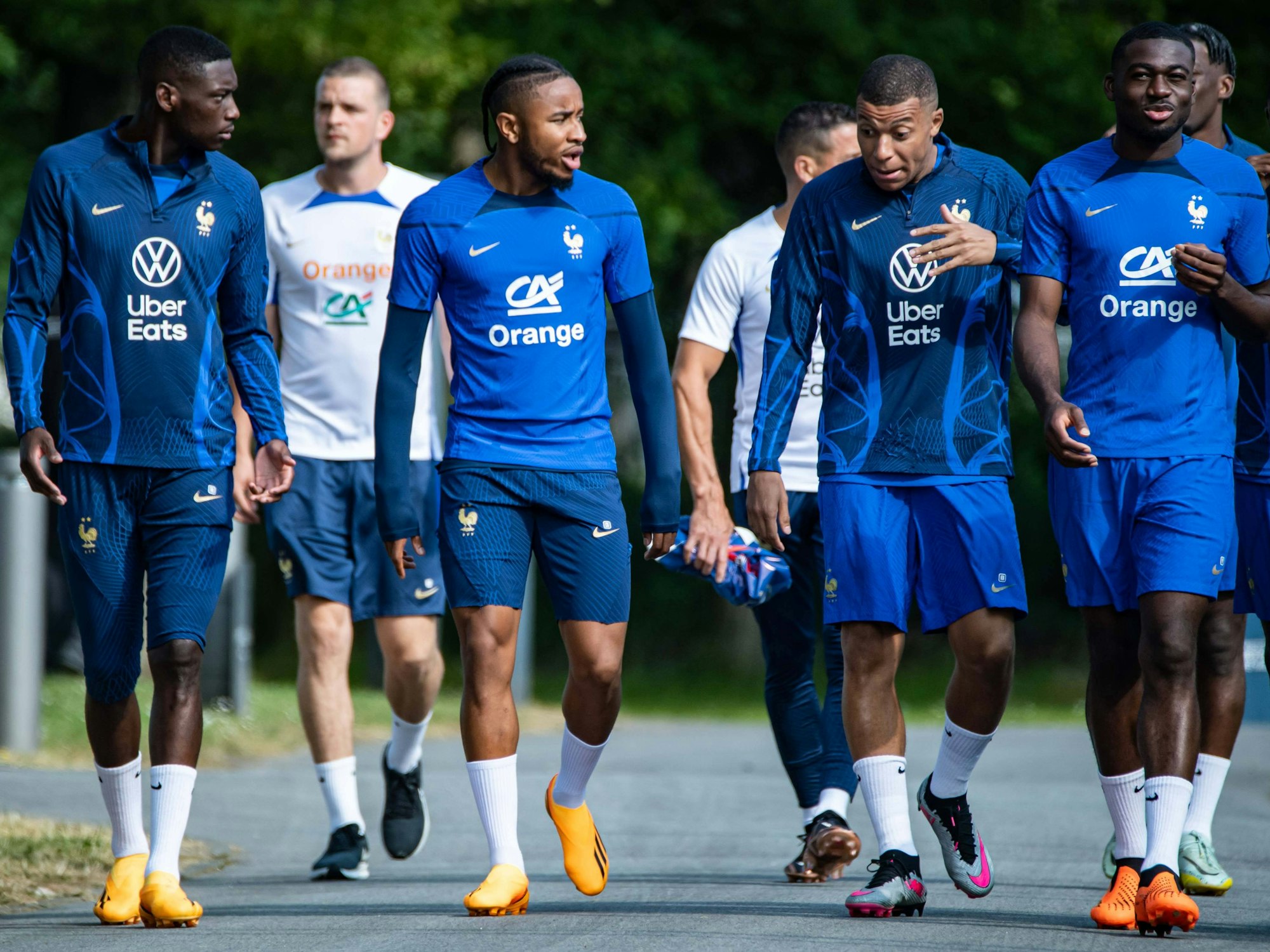 Christopher Nkunku (2.v.l.) mit seinen Teamkollegen vor einem Training mit der französischen Nationalmannschaft.
