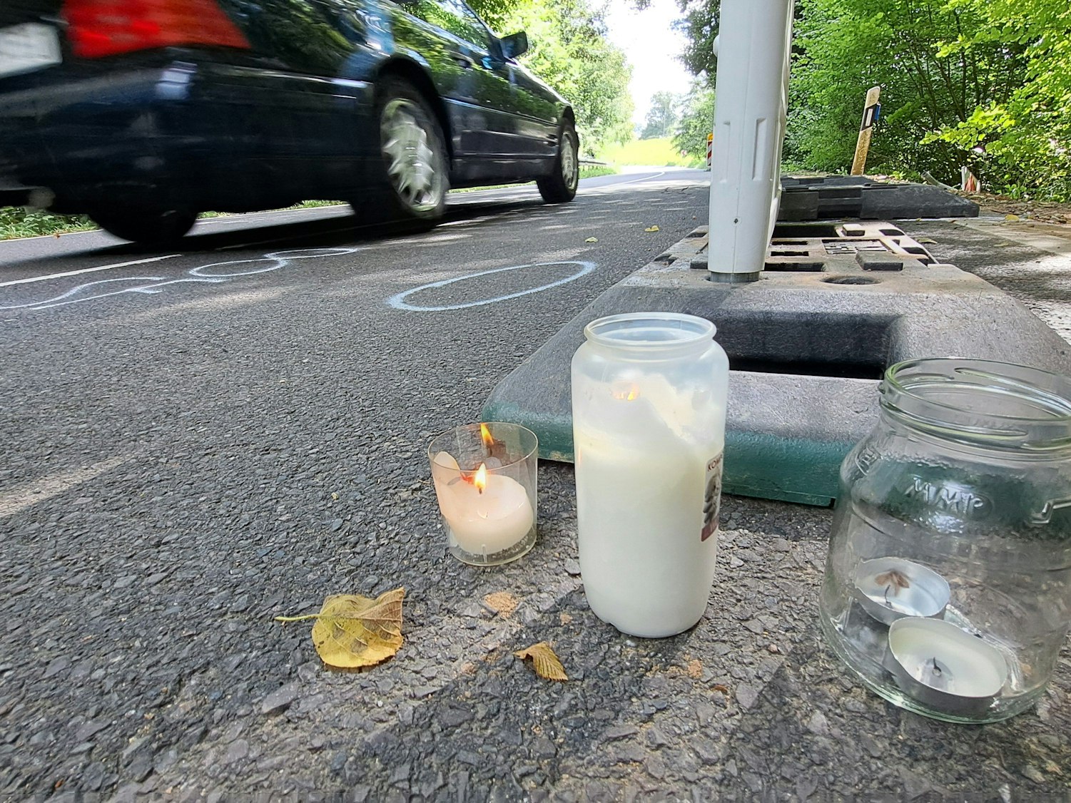 Warnbarken und Unfallmarkierungen sind in einer Kurve zu sehen.